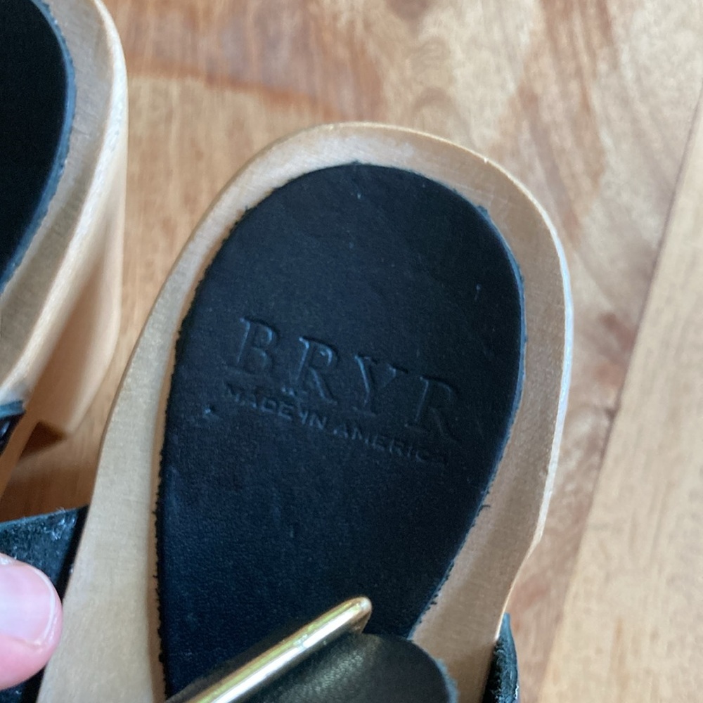 BRYR Black Leather Peep-Toe Wedge Sandals - Picture 6 of 13